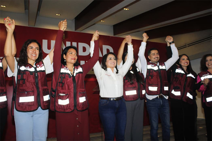 Gladyz Butanda en rueda de prensa anunciando su separación del cargo para buscar la candidatura de Morena en Michoacán.