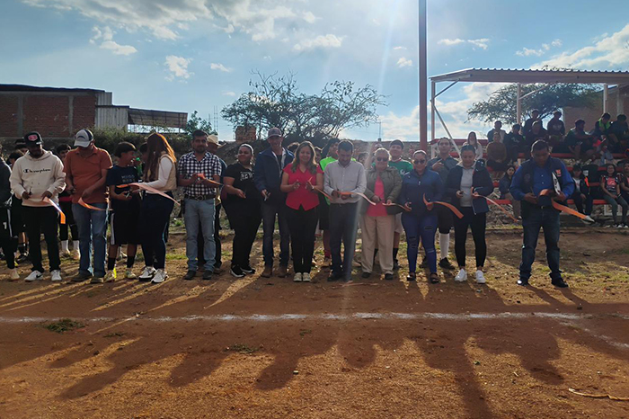 Nuevas gradas metálicas instaladas en la cancha deportiva de la tenencia de Irapeo en el municipio de Charo.