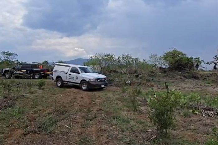 lementos de la Fiscalía General del Estado resguardando la escena tras el hallazgo de un cadáver en un paraje de la tenencia de San Nicolás Obispo en Morelia.