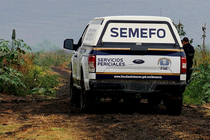 Elementos periciales de la Fiscalía de Michoacán resguardando una zona cerril durante un operativo de seguridad.