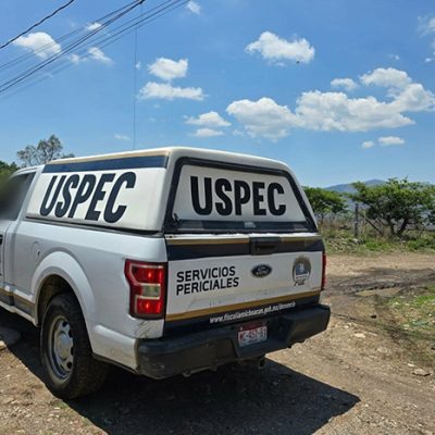 Elementos de la FGE y personal de la USPEC resguardando la escena del crimen en un paraje de la colonia La Nueva Aldea en Morelia.