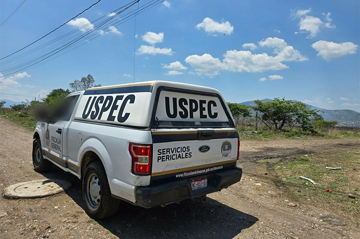 Elementos de la FGE y personal de la USPEC resguardando la escena del crimen en un paraje de la colonia La Nueva Aldea en Morelia.