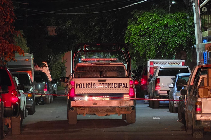 Elementos de la Guardia Nacional y la Policía Municipal resguardando una escena del crimen en la colonia El Vergel de Zamora.
