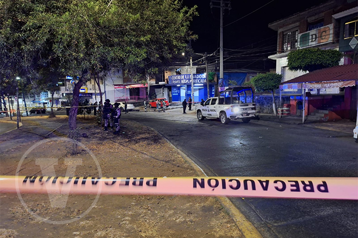Elementos de la Guardia Nacional y policía resguardando la escena de un crimen con cinta amarilla de acordonamiento en Uruapan.