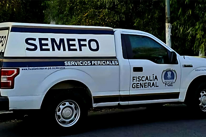 Elementos periciales de la Fiscalía acordonan un lote baldío en la colonia Rubén Romero de Apatzingán.