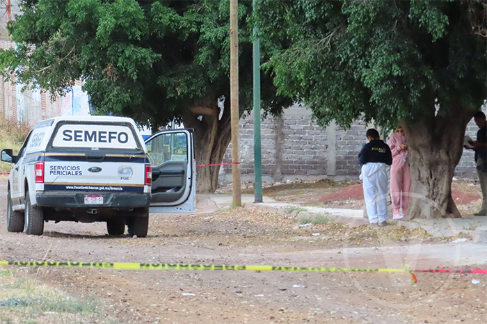 Acordonamiento policial tras el hallazgo de una persona ejecutada en Jacona, Michoacán.