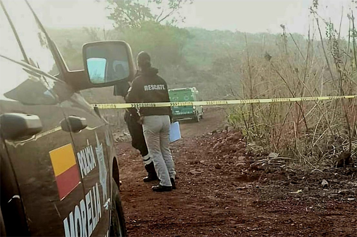 Elementos de la USPEC procesan la escena de un homicidio en la colonia Lomas del Pedregal, Morelia.