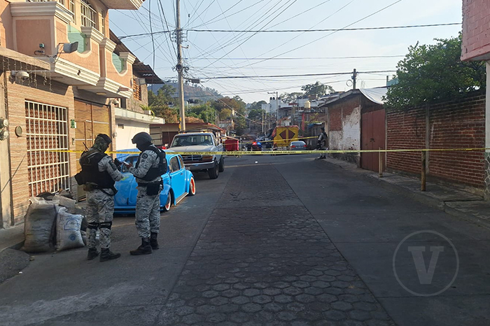 Elementos de la Guardia Nacional y policía resguardan la escena de un homicidio en la colonia Elías Pérez Ávalos de Uruapan.