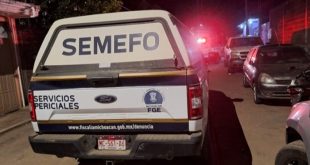 Camioneta de Servicios Periciales de la Fiscalía de Michoacán en operativo por homicidio en San Lorenzo, Uruapan.