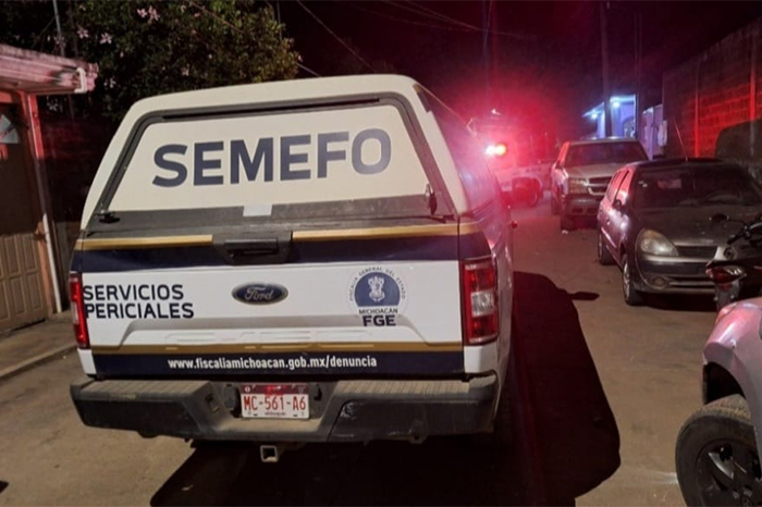 Camioneta de Servicios Periciales de la Fiscalía de Michoacán en operativo por homicidio en San Lorenzo, Uruapan.
