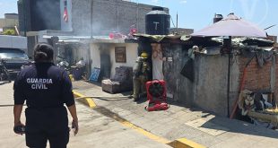 Elementos de Protección Civil Michoacán trabajando en la extinción de un incendio domiciliario en Morelia.