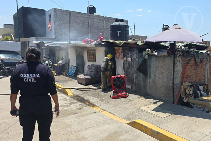 Elementos de Protección Civil Michoacán trabajando en la extinción de un incendio domiciliario en Morelia.