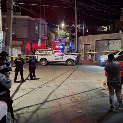 Peritos de la Fiscalía de Michoacán recolectando indicios balísticos en una calle de Uruapan.