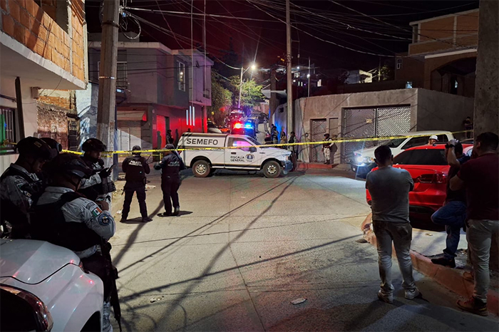 Peritos de la Fiscalía de Michoacán recolectando indicios balísticos en una calle de Uruapan.