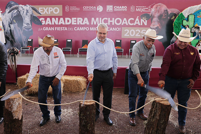 Gobernador Alfredo Ramírez Bedolla recorriendo la exhibición de ganado bovino en la Expo Ganadera Michoacán 2026.