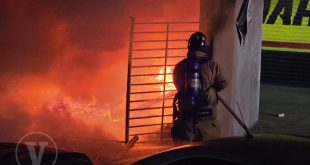 Bomberos y rescatistas trabajando en un incendio estructural en Zamora, Michoacán.