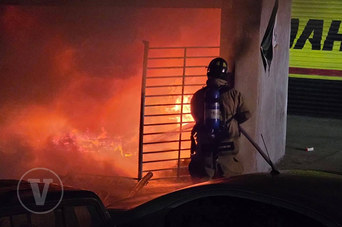 Bomberos y rescatistas trabajando en un incendio estructural en Zamora, Michoacán.