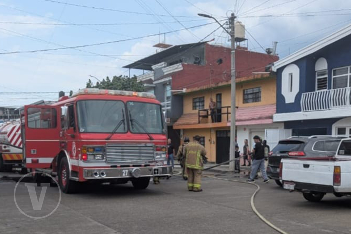 Elementos de Bomberos Voluntarios de Uruapan trabajando para sofocar un incendio en la colonia Revolución.