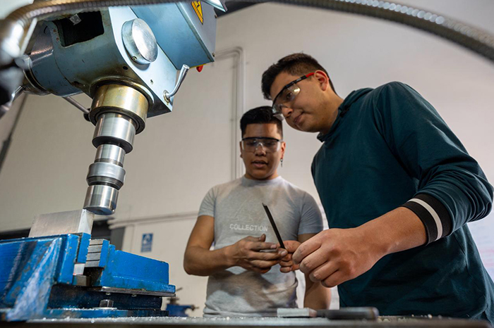 Estudiantes de la UMSNH realizando prácticas en laboratorios de las ingenierías acreditadas.