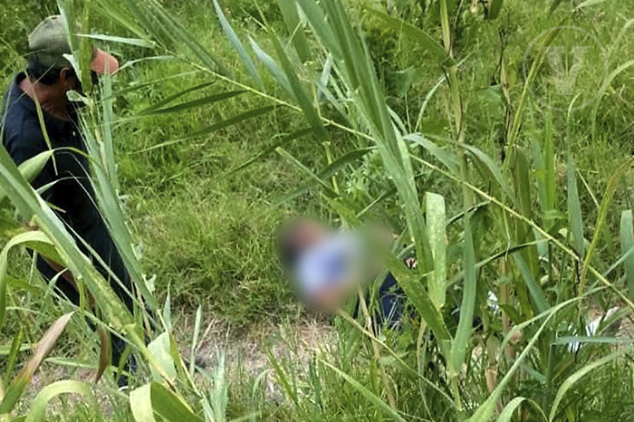 Paramédicos auxilian a mujer atacada por jauría de perros en Uruapan.