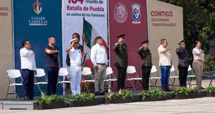 Autoridades militares, navales y municipales de Lázaro Cárdenas durante la ceremonia del 164° Aniversario de la Batalla de Puebla.