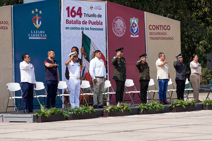 Autoridades militares, navales y municipales de Lázaro Cárdenas durante la ceremonia del 164° Aniversario de la Batalla de Puebla.