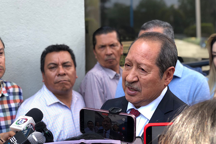 Leonel Godoy Rangel a las afueras de la Fiscalía General del Estado tras rendir declaración.
