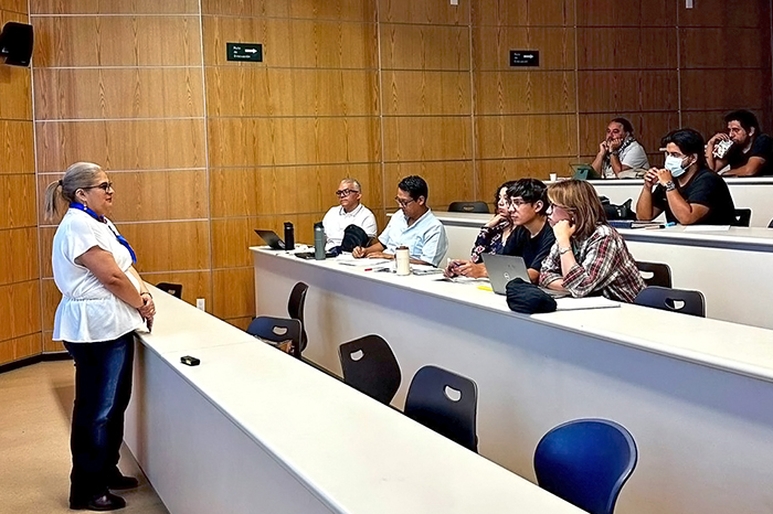 La magistrada Azucena Marín Correa durante su ponencia sobre pluralismo jurídico y derecho administrativo en la ENES UNAM Morelia.