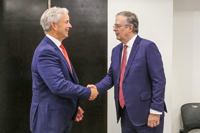 El secretario de Economía Marcelo Ebrard con el representante de la delegación de Estados Unidos.