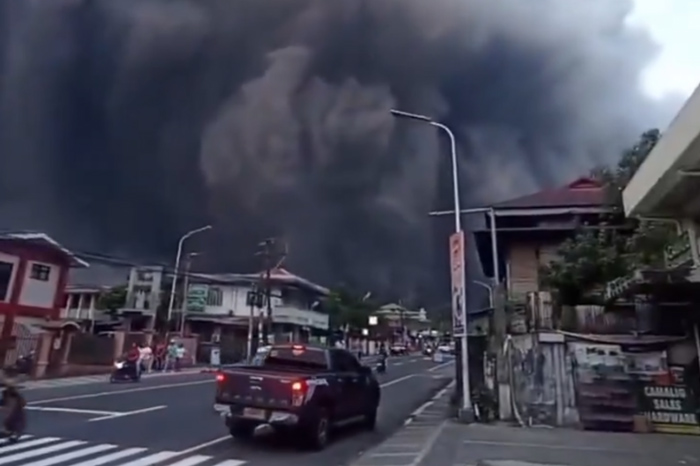 El el volcán Mayón en Filipinas emitiendo columnas de ceniza.