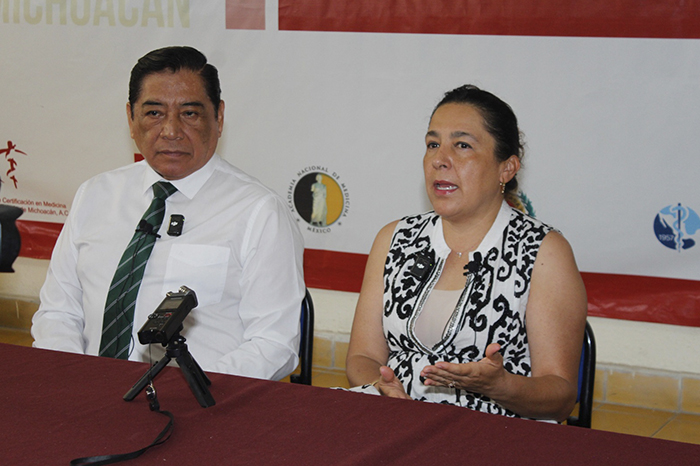 Médicos de Michoacán brindando recomendaciones ante la ola de calor y golpes de calor