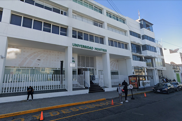Acceso principal de la Universidad Montrer en la avenida Lázaro Cárdenas de Morelia.