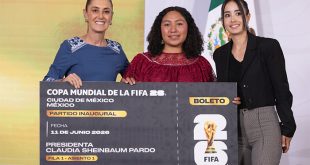 Las cuatro jóvenes futbolistas ganadoras del concurso nacional posando junto a autoridades de la Conade.