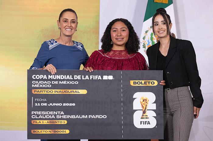 Las cuatro jóvenes futbolistas ganadoras del concurso nacional posando junto a autoridades de la Conade.