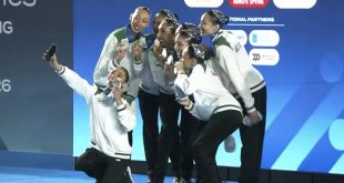 Integrantes de la selección mexicana de natación artística celebrando en el podio de premiación.