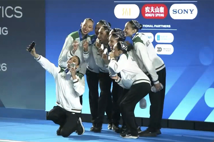 Integrantes de la selección mexicana de natación artística celebrando en el podio de premiación.