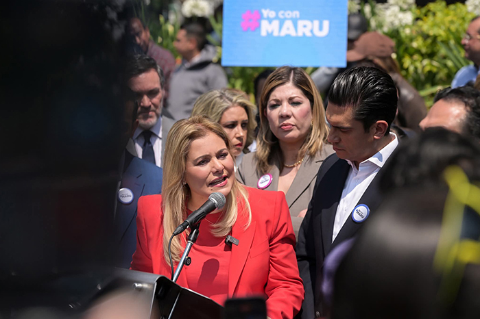 La gobernadora de Chihuahua María Eugenia Campos llegando a las oficinas de la Fiscalía General de la República en Ciudad de México.
