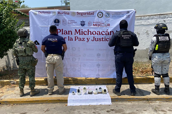 Elementos del Ejército Mexicano y agentes investigadores de la FGE retirando dispositivos electrónicos ilegales de un poste público en Apatzingán.