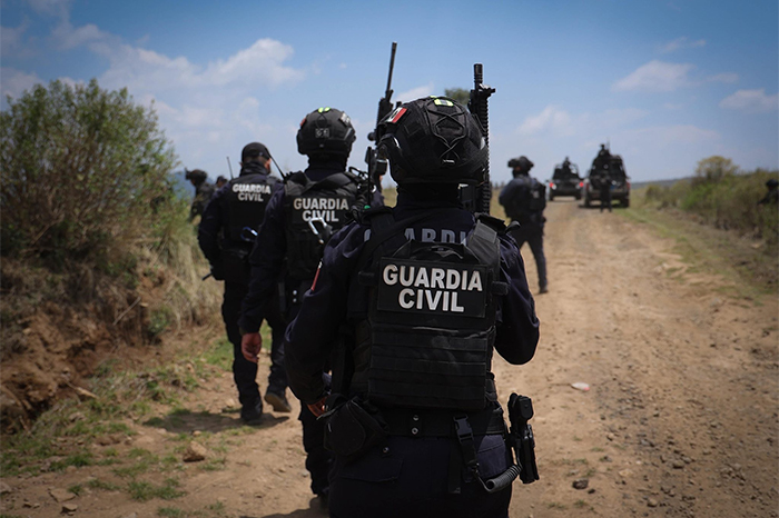 Elementos de la Guardia Civil de Michoacán mantienen un operativo de seguridad y vigilancia en la comunidad de Sevina.