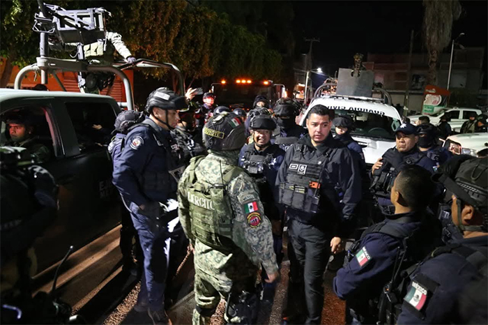 Unidades de la Guardia Civil y patrullas de la Policía Municipal resguardando el tramo carretero Apatzingán-Acahuato tras agresión armada.