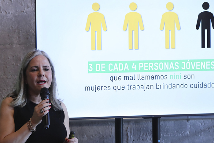 La coordinadora de la estrategia de cuidados en Oxfam México, Mariana Belló, habla durante una presentación este jueves, en Ciudad de México. 