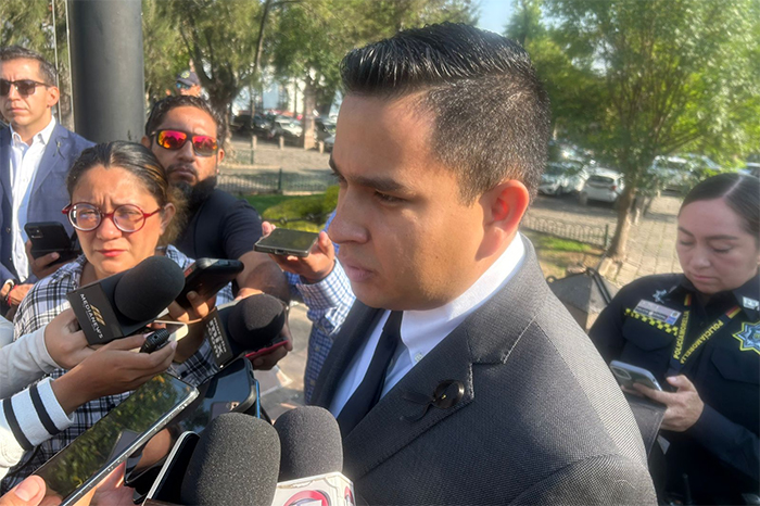 Pablo Alarcón, secretario de Seguridad de Morelia, rindiendo declaraciones a medios de comunicación sobre seguridad en plataformas Uber y Didi.