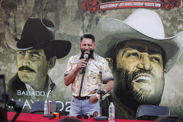 El cantante de música regional mexicana Pancho Barraza sonriendo durante una entrevista exclusiva sobre su gira musical.