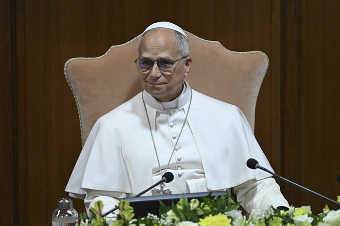 El papa León XIV pronunciando un discurso durante la presentación oficial de su primera encíclica en el Vaticano.
