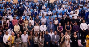Estudiantes y ambientalistas en foto oficial del Parlamento Regional sobre Medio Ambiente en Ario.