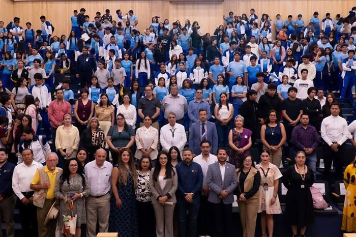 Estudiantes y ambientalistas en foto oficial del Parlamento Regional sobre Medio Ambiente en Ario.