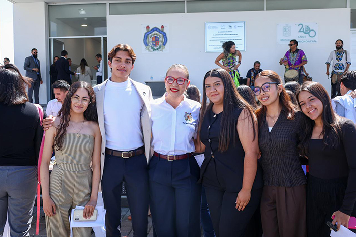 Estudiantes de la UMSNH realizando trámites académicos en las instalaciones universitarias de Morelia.