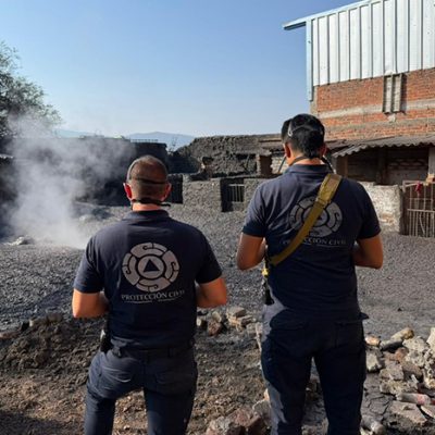 Personal de Protección Civil de Michoacán realizando mediciones de temperatura y monitoreo en el géiser de Ixtlán de los Hervores.