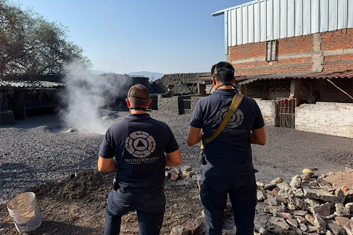 Personal de Protección Civil de Michoacán realizando mediciones de temperatura y monitoreo en el géiser de Ixtlán de los Hervores.