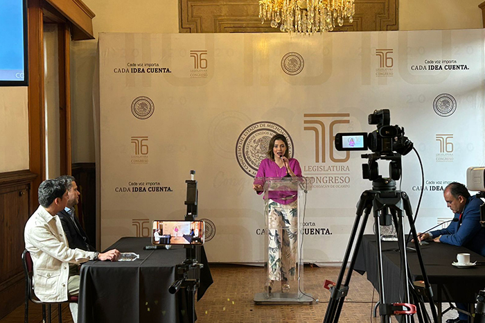 Diputados y funcionarios del Instituto de la Juventud Michoacana durante la rueda de prensa sobre el proyecto de inteligencia artificial.